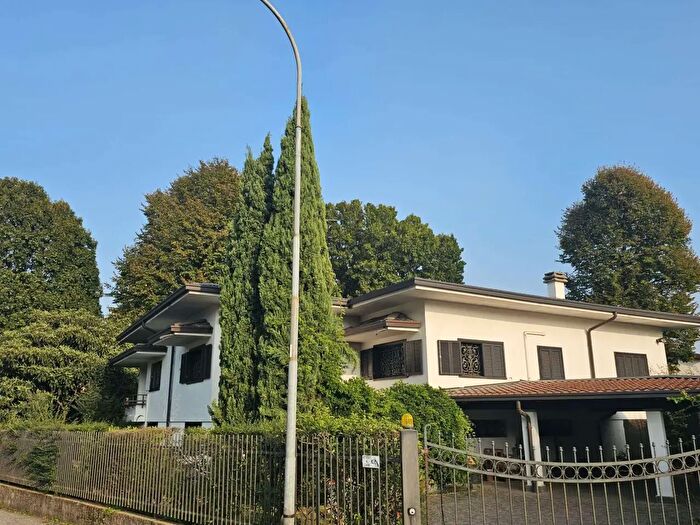 Casa con 14 locali in vendita in Camparada