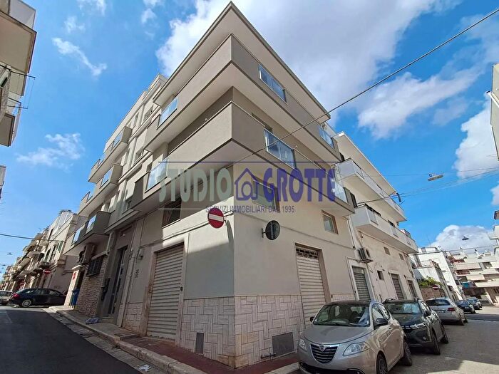 Appartamento trilocale in vendita in Via Imbriani, Castellana Grotte