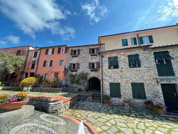 Appartamento con 6 locali in vendita in Piazza XIII Dicembre, Ameglia