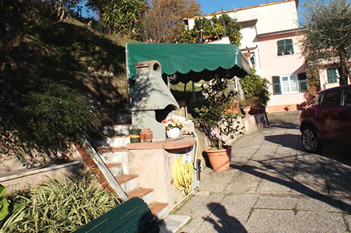 Casa con 7 locali in vendita in Luni