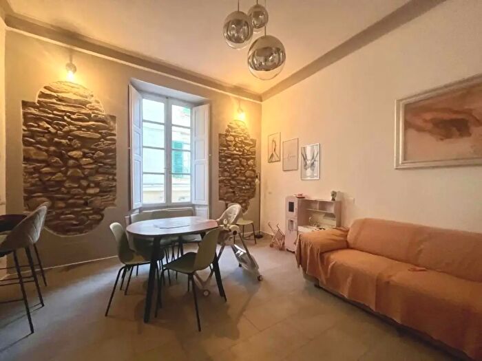 Appartamento con 6 locali in vendita in Massa