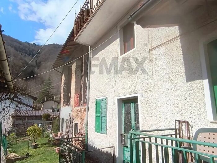 Casa con 8 locali in vendita in Posina