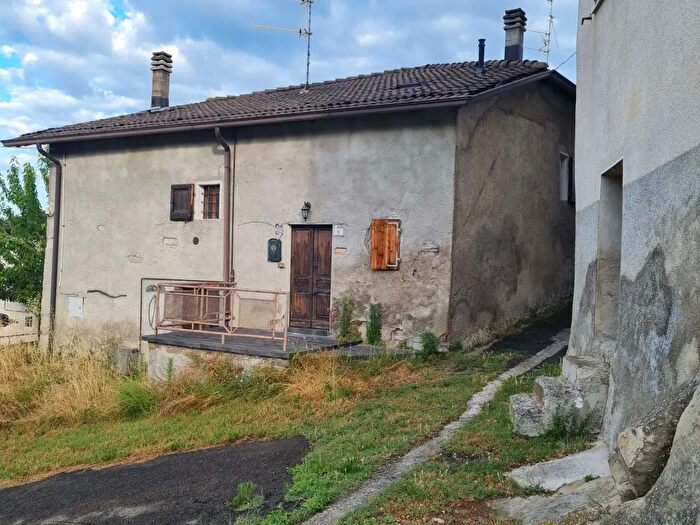 Casa quadrilocale in vendita in Cà De Lanzi del Grifo, Carpineti