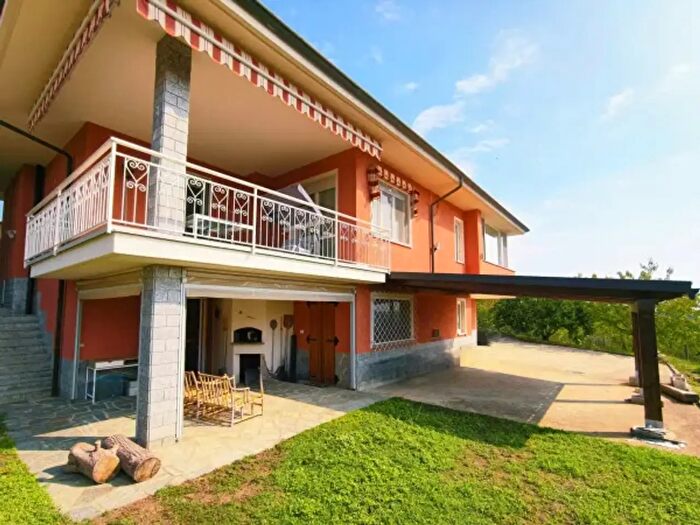 Casa con 6 locali in vendita in Valfenera