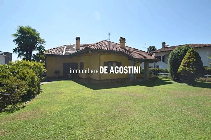 Casa con 8 locali in vendita in Strada Statale del Sempione Meina Novara, Meina