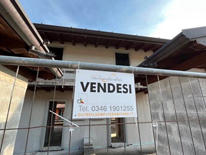Casa con 6 locali in vendita in Via Salecchia, Rovetta