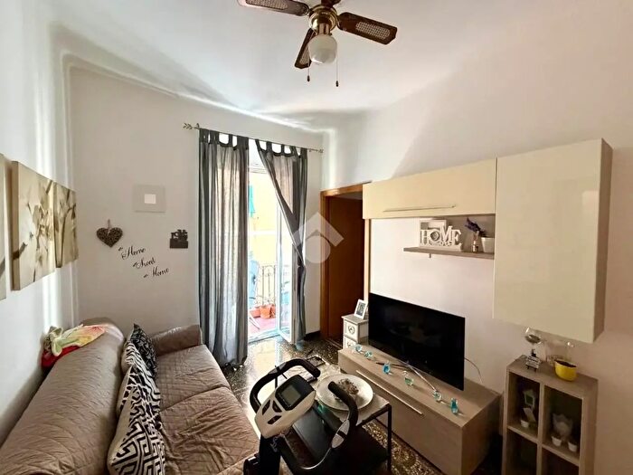 Appartamento trilocale in vendita in Via Rivarolo, Genova