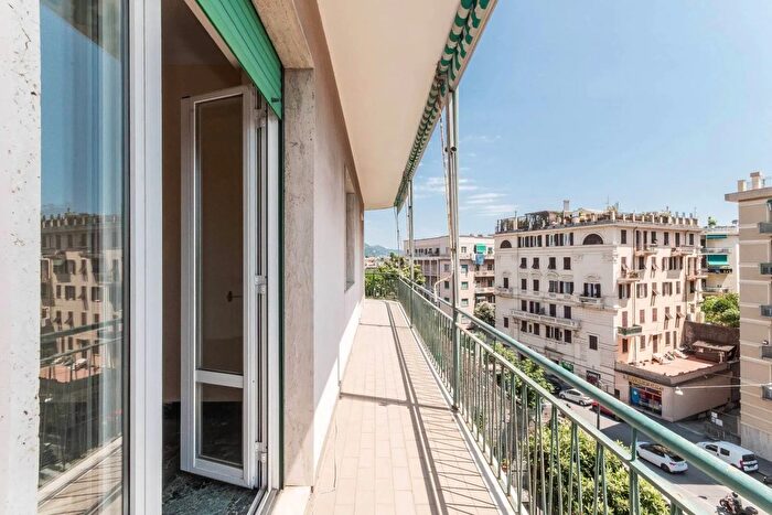 Appartamento con 5 locali in affitto in Genova, Genova