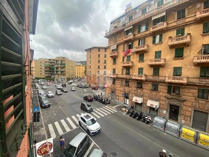 Appartamento trilocale in vendita in Via Fereggiano, Genova