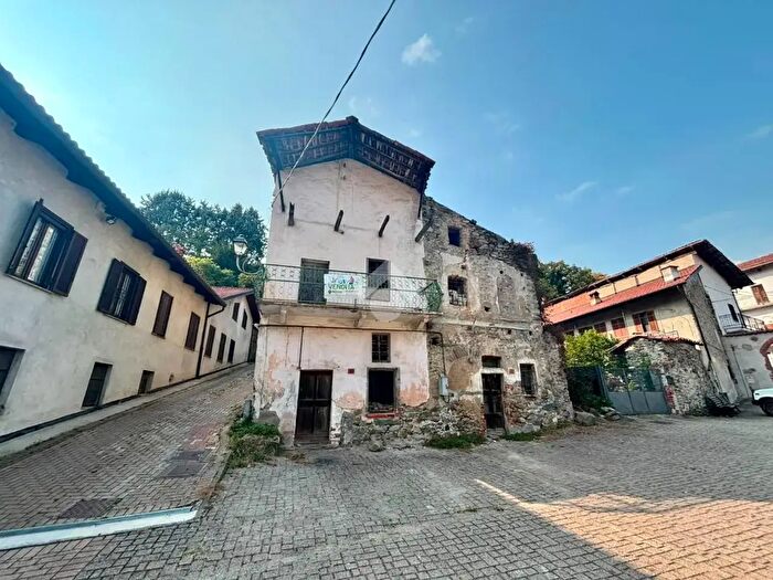 Casa con 8 locali in vendita in Piazza San Martino, Baldissero Canavese