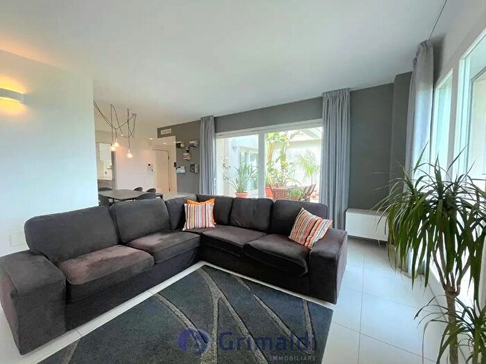 Appartamento con 8 locali in vendita in Via Potenza F, Lecce