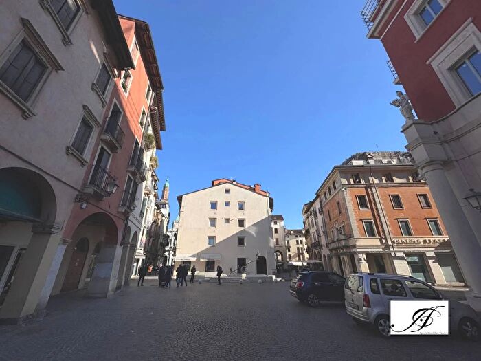 Appartamento quadrilocale in affitto in Contra Giuseppe Garibaldi Vicenza, Vicenza