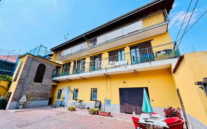 Appartamento trilocale in vendita in Via Vittorio Veneto, Lonate Pozzolo