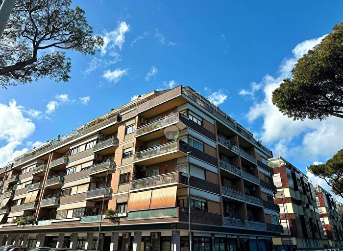 Appartamento trilocale in vendita in Via Mare Glaciale Artico, Roma