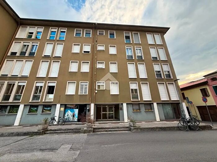 Appartamento con 6 locali in vendita in Via Giordano Bruno, Rovigo