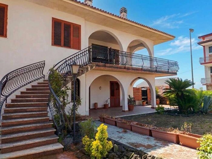 Appartamento con 6 locali in affitto in Via Pier Luigi Deodato, Centro, San Giovanni la Punta