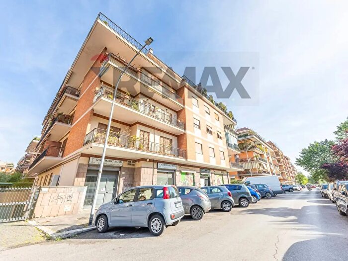 Appartamento trilocale in vendita in Viale Tito Labieno, Roma