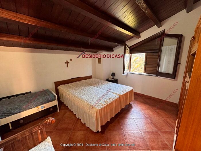 Casa quadrilocale in vendita in Castelbuono