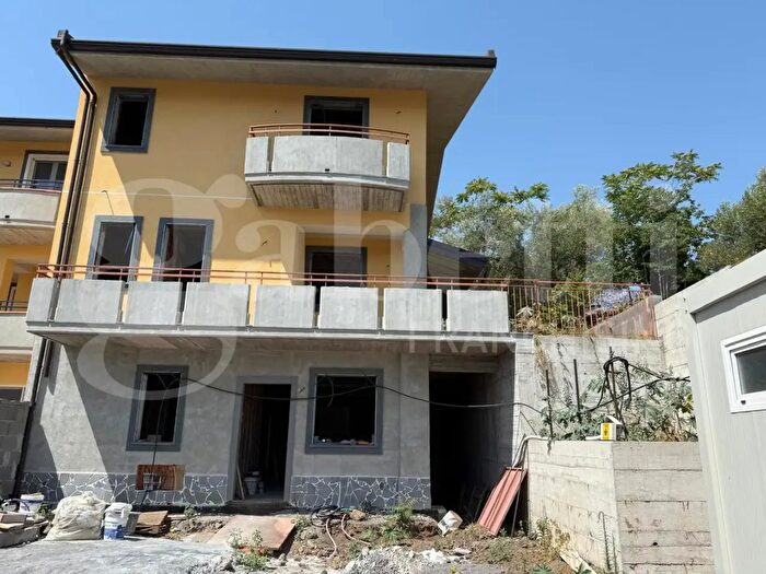 Casa con 6 locali in vendita in Via Galatea, Aci Catena