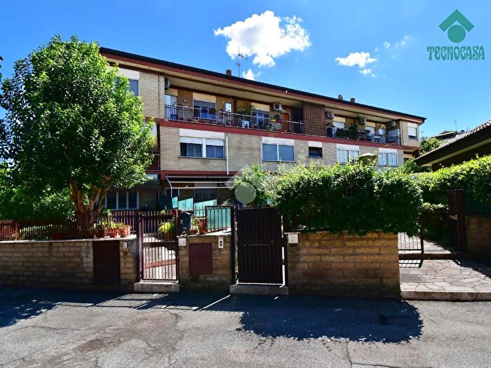 Appartamento quadrilocale in vendita in Via Marcedusa, Roma