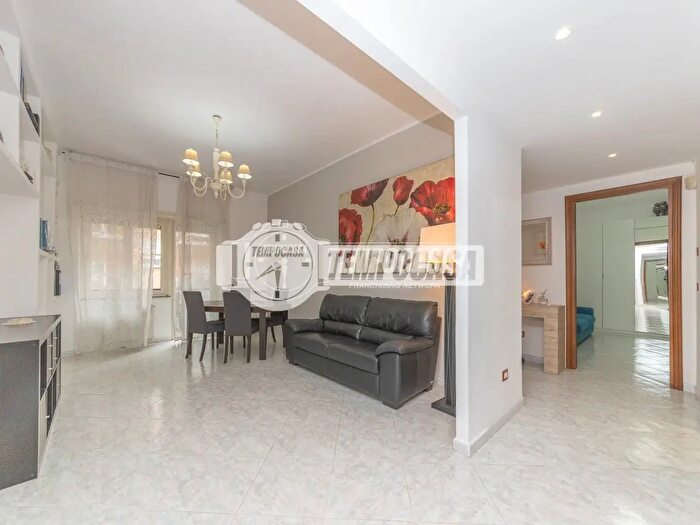 Appartamento trilocale in vendita in Viale dei Consoli, Roma