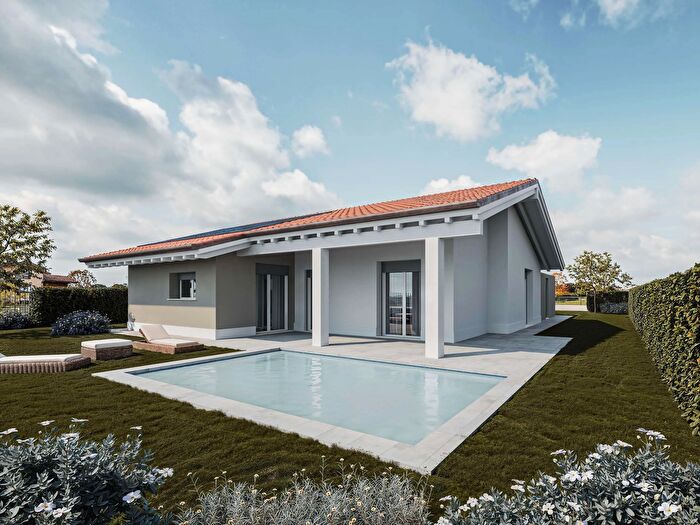 Casa quadrilocale in vendita in Via Manzoni, Buguggiate