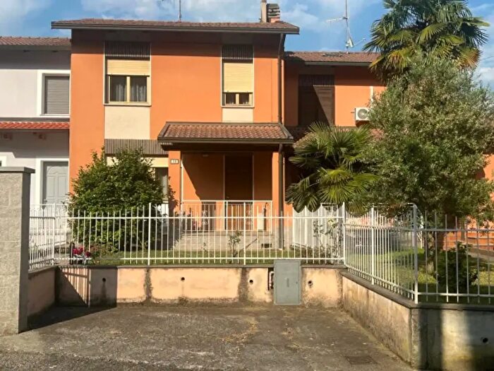 Casa quadrilocale in vendita in Via San Ulderico, Ivrea