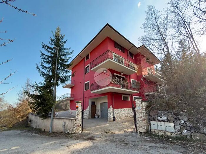 Casa con 10 locali in vendita in Via Rotonna, LAquila