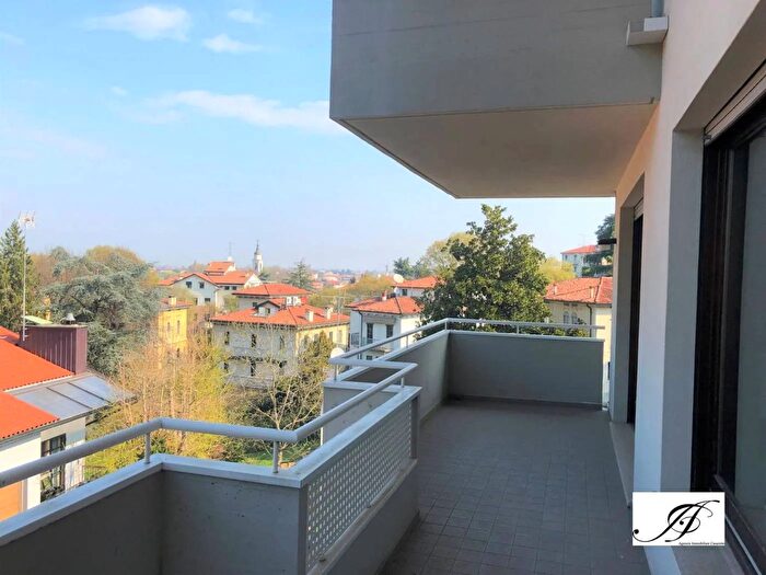 Appartamento con 8 locali in vendita in Via Francesco Petrarca Vicenza, Vicenza