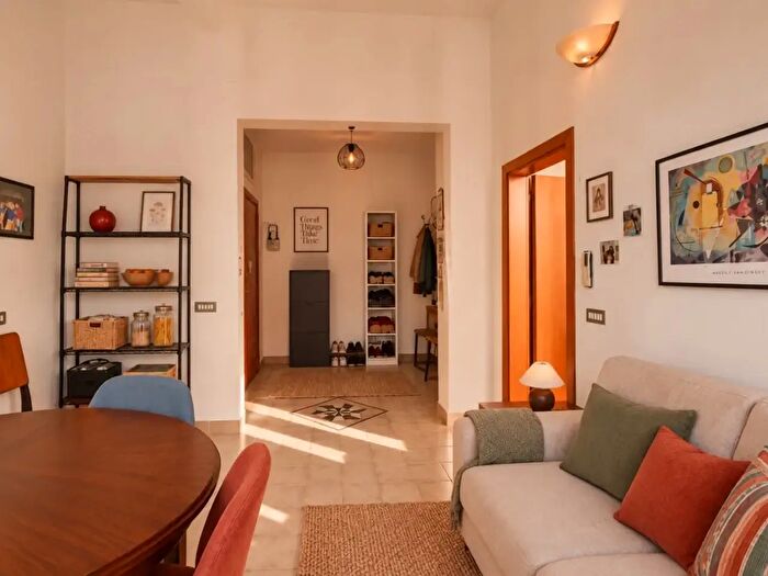Appartamento trilocale in vendita in Via De Carracci, Bologna
