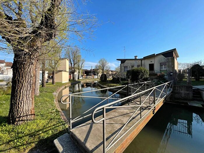 Casa quadrilocale in vendita in Via Palestro Rosasco, Rosasco