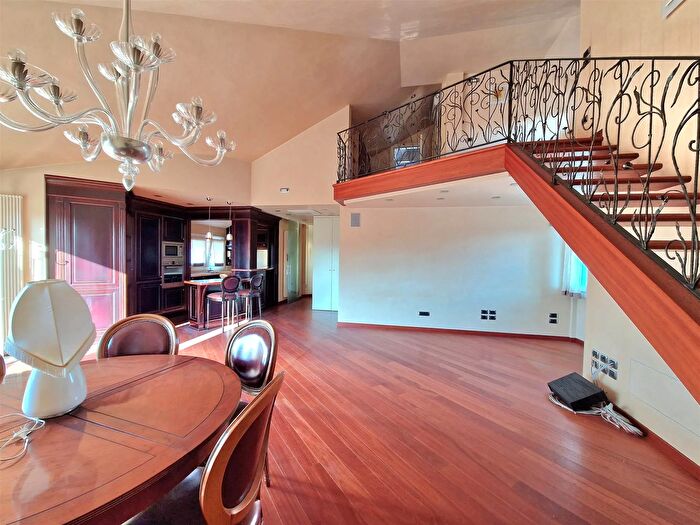 Appartamento con 8 locali in vendita in Treviso, Treviso