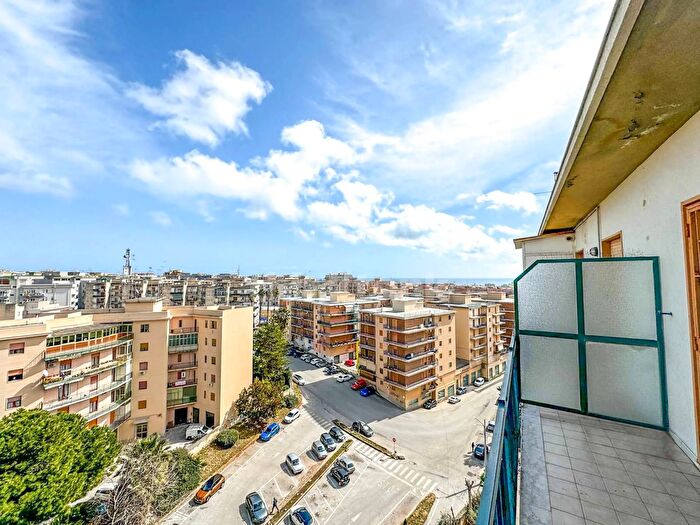 Appartamento con 6 locali in vendita in Viale Teracati, Siracusa