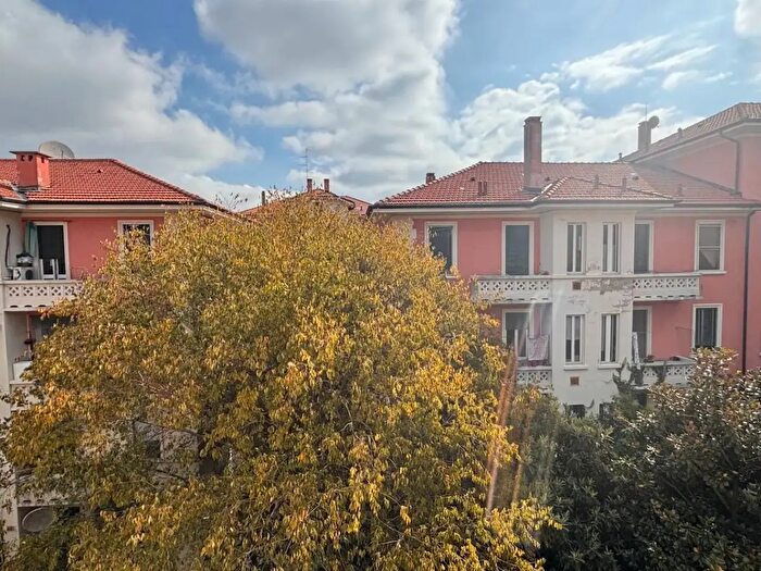 Appartamento trilocale in affitto in Via Borsi, Milano