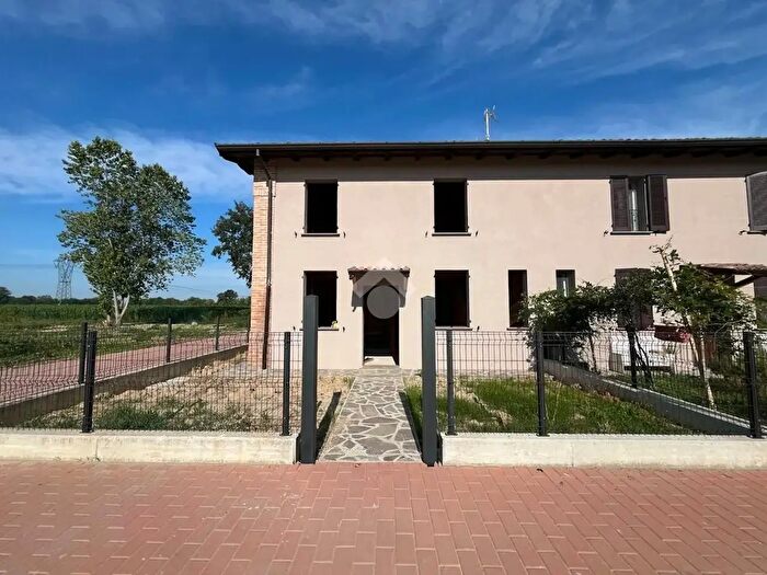 Casa quadrilocale in vendita in Ponte Riglio, Cadeo