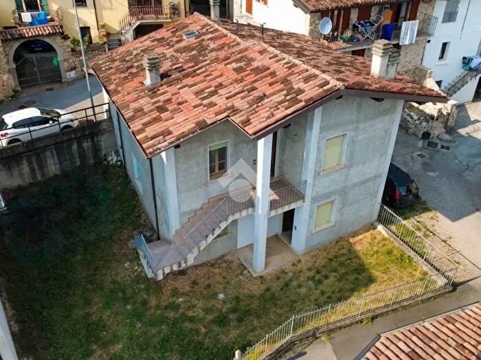 Casa con 8 locali in vendita in Via Fossane, Barghe