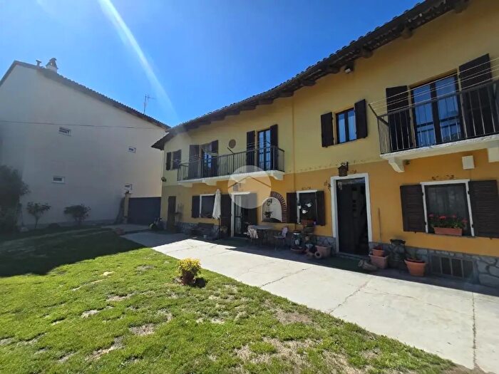 Casa con 9 locali in vendita in Via Montebertola, Govone