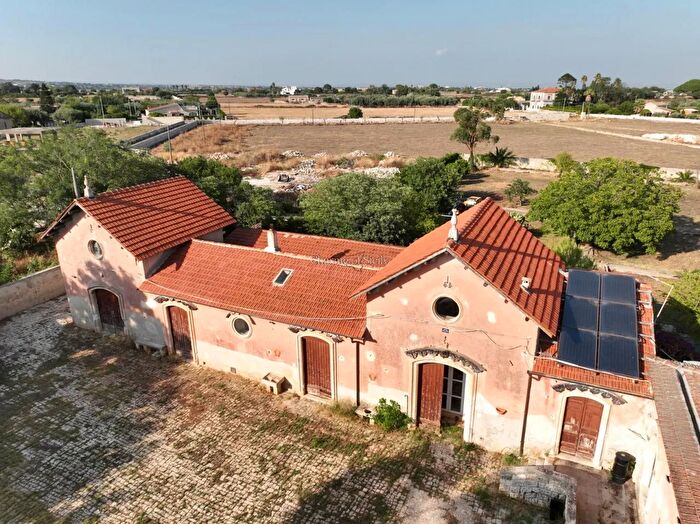 Casa con 11 locali in vendita in Contrada Michelica, Modica