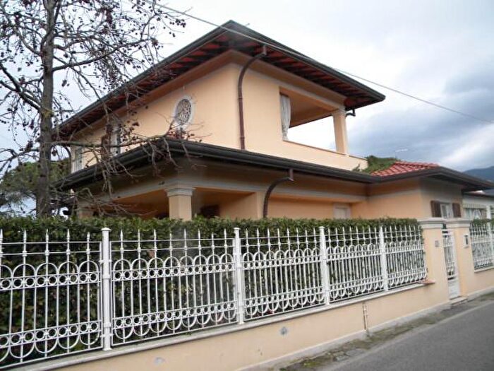 Casa con 6 locali in affitto in Forte Dei Marmi