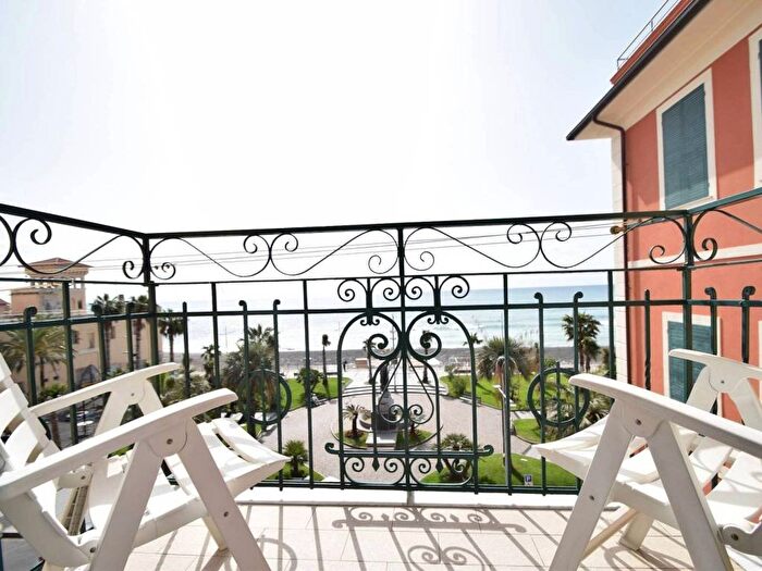 Appartamento quadrilocale in affitto in piazza rocca, Centro, Loano