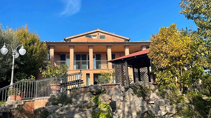 Casa con 12 locali in vendita in Corciano