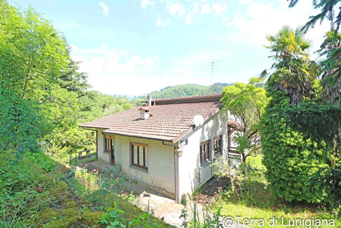 Casa con 11 locali in vendita in Pontremoli