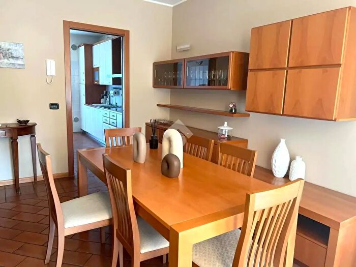 Appartamento con 6 locali in vendita in Via Roma, Grumello Del Monte