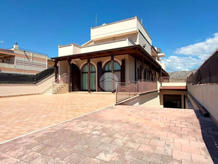 Casa con 9 locali in vendita in Viale del Commercio, Manfredonia
