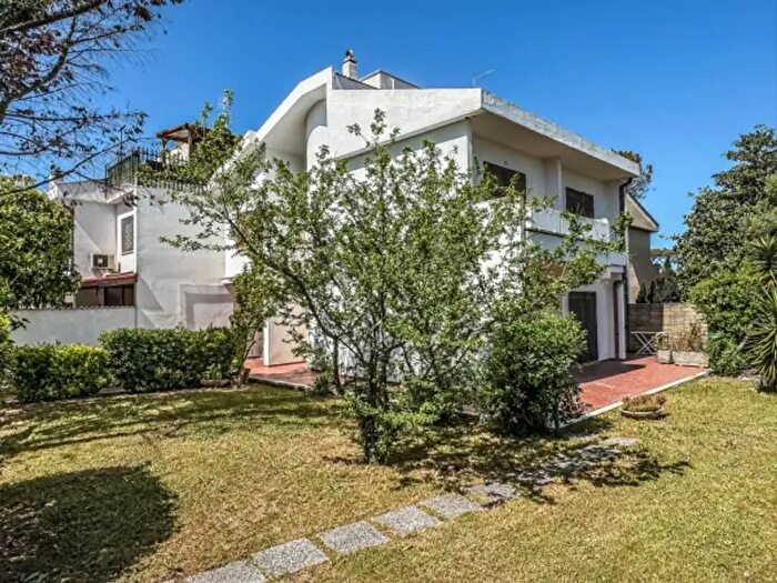 Casa con 6 locali in vendita in Via Folgaria, Roma