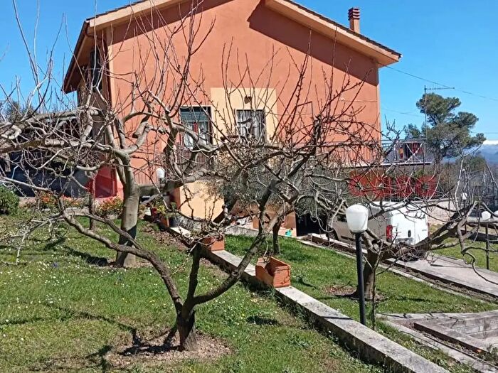 Casa quadrilocale in vendita in Via dei Villini, Vallinfreda