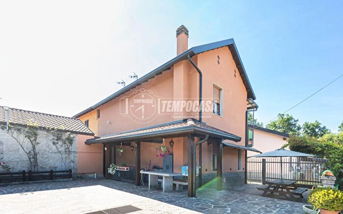 Casa trilocale in vendita in Mariano Comense