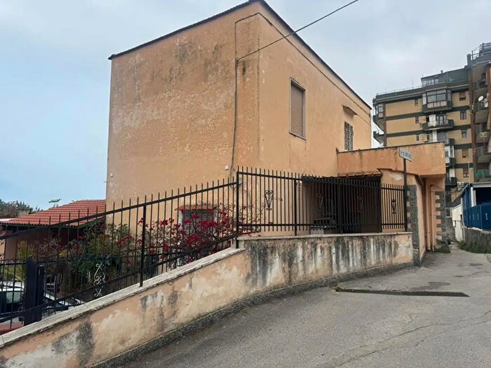 Appartamento trilocale in vendita in Via Cupa San Pietro, Torre Del Greco