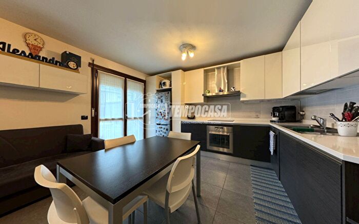 Appartamento trilocale in vendita in Via Fanin, Sedriano