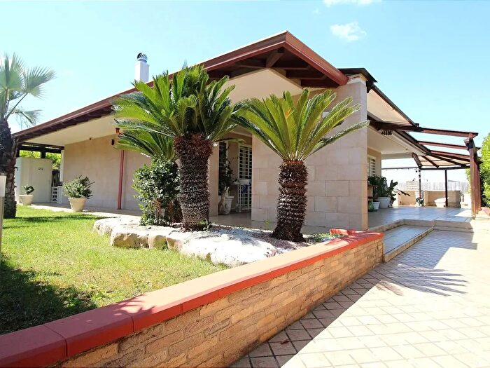 Casa con 5 locali in vendita in Cellamare